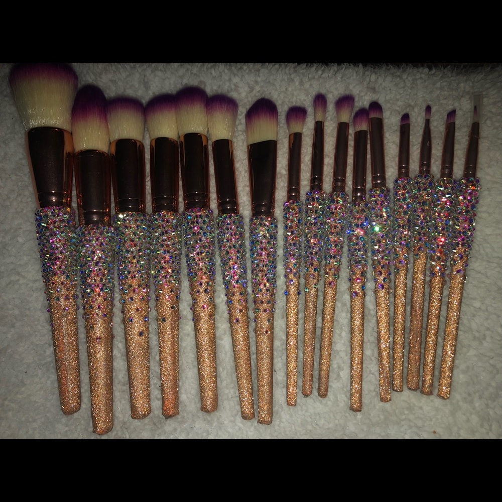 Beautiful bling makeup brushes set